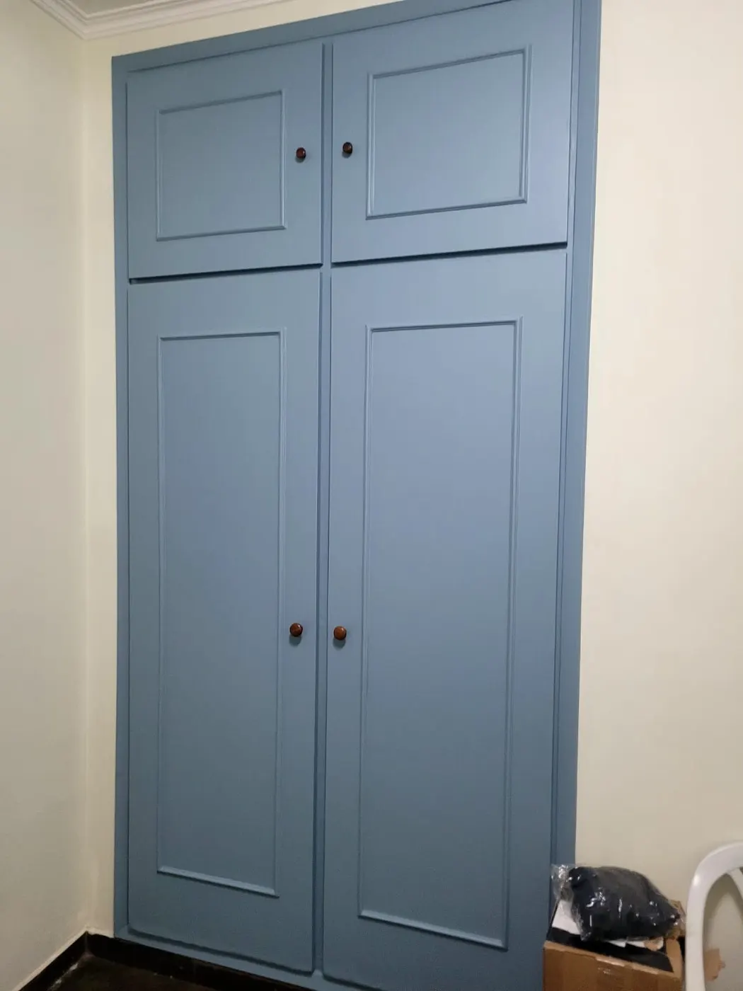 Depois: armário envelopado em azul acinzentado pela H-Prime